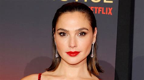 gal gadot fotos sexy|Gal Gadot shows off enviable physique in sheer dress。